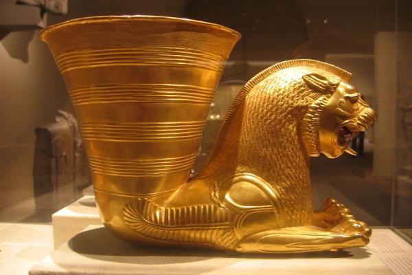 نمایش آثار زرین هخامنشی و ساسانی در همدان نمایش آثار زرین هخامنشی و ساسانی در همدان